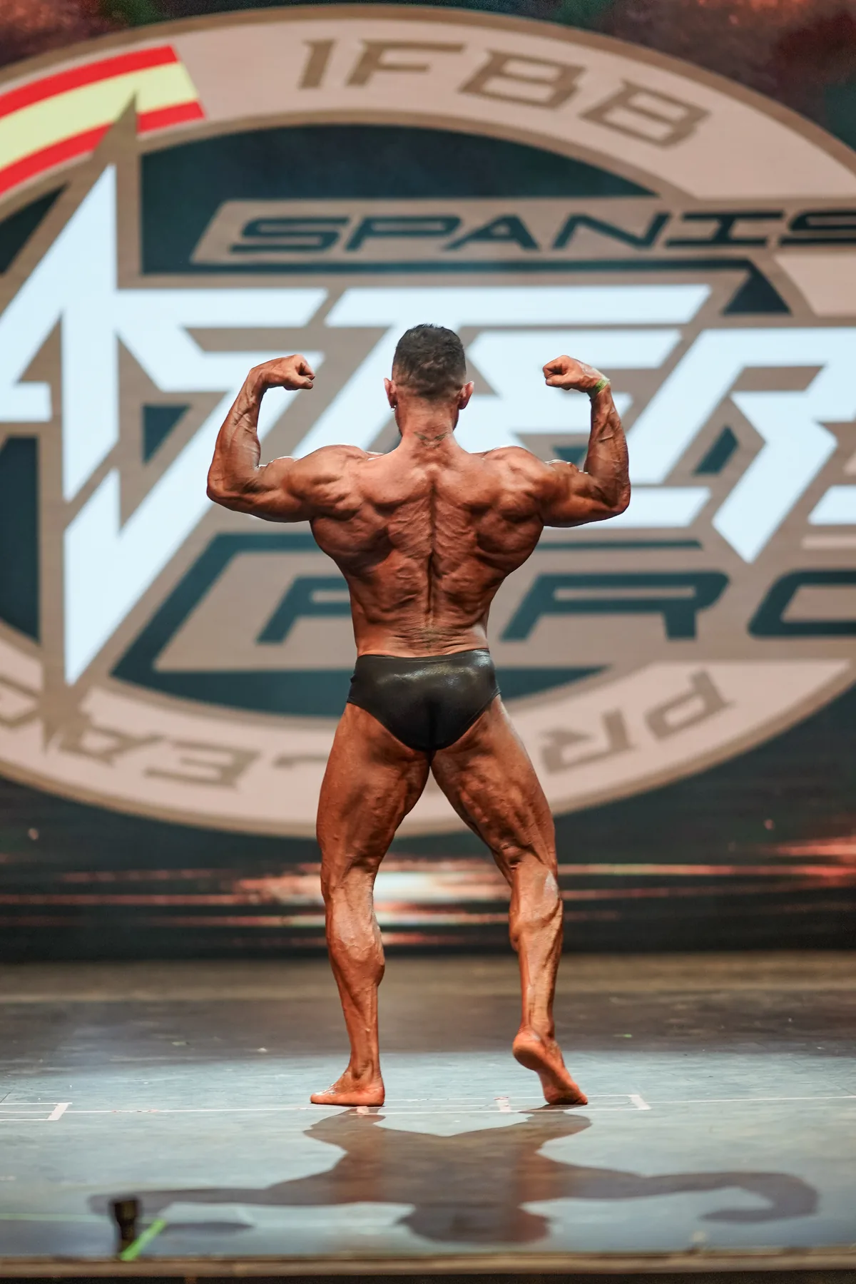 Tony Rodríguez en pose de back double biceps en el IFBB Spanish Masters Pro