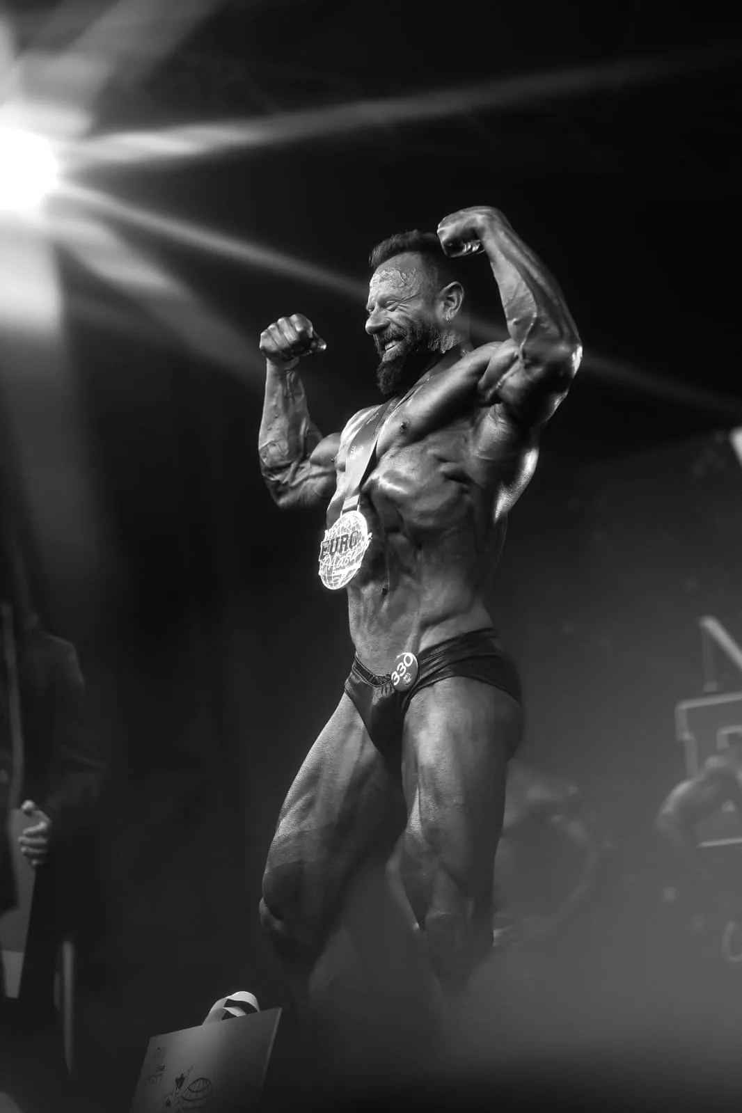 Tony Rodríguez con su medalla de competición