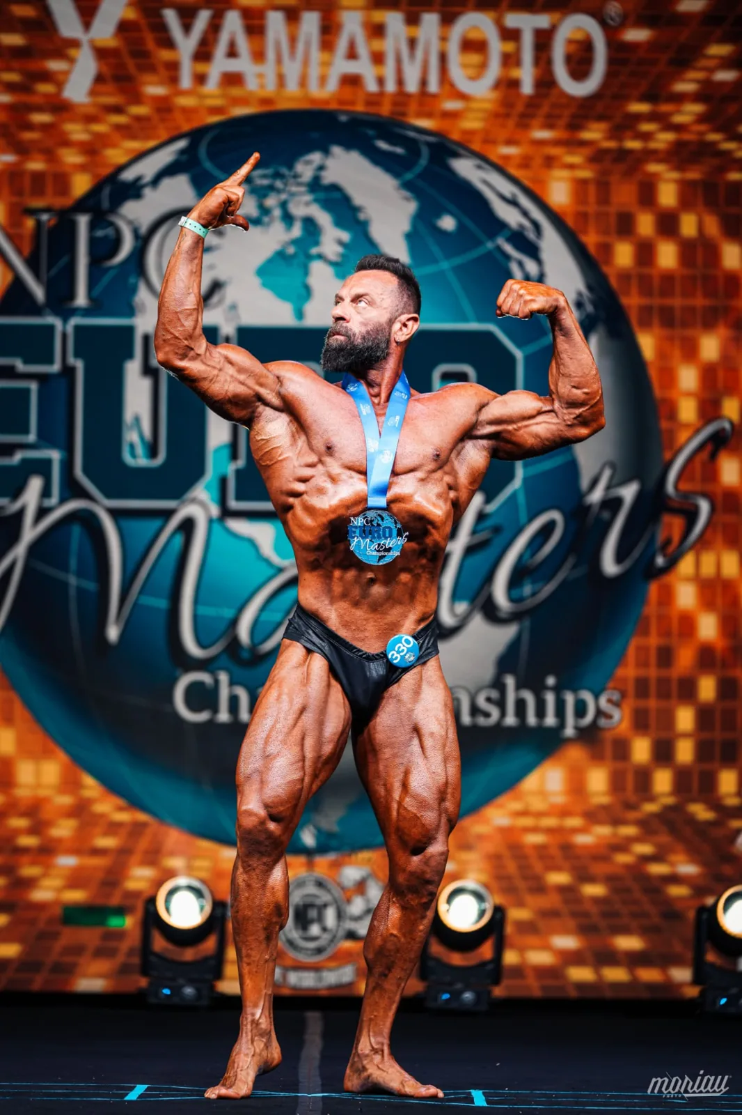 Tony Rodríguez en pose de front double biceps en el IFBB Spanish Masters Pro